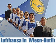 Lufthansa Oktoberfest Crews - mit Wiesntracht aus Asien und Nordamerika (Foto: Lufthansa)